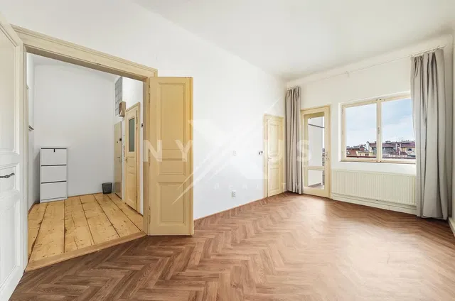 Wohnzimmer; holzboden, blick, tageslicht