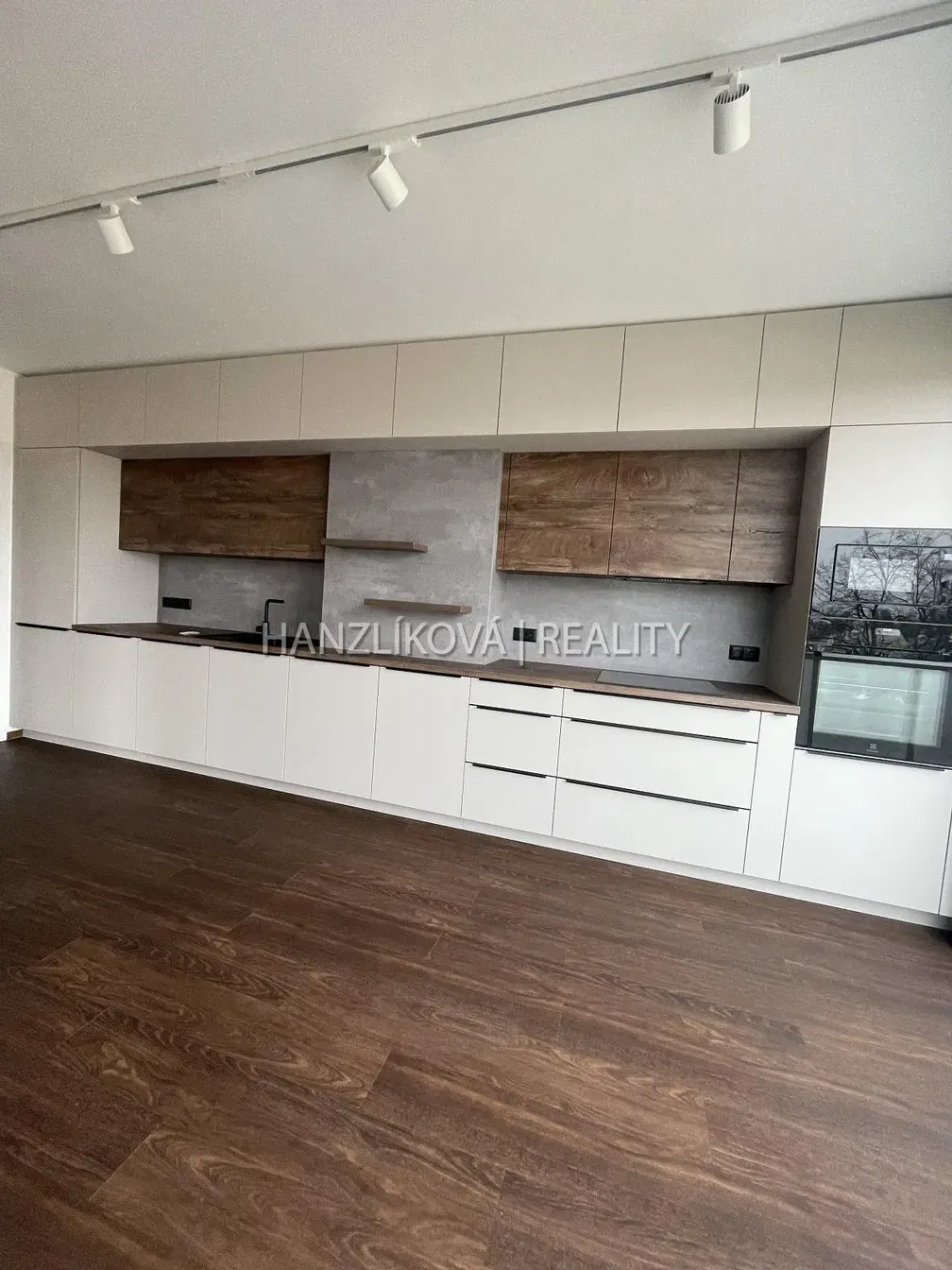 Küche; küchengeräte, holzboden, renoviert