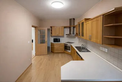 Cucina; elettrodomestici, pavimento in legno, luce naturale, stile moderno