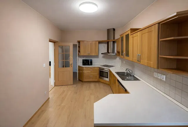 Cuisine; électroménager, parquet, lumière naturelle, style moderne