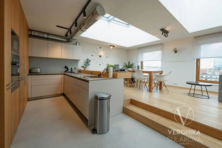 Cucina; elettrodomestici, luce naturale, stile moderno