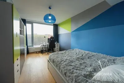 Camera da letto; luce naturale, pavimento in legno, stile moderno