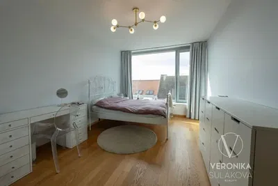 Camera da letto; pavimento in legno, luce naturale, stile moderno