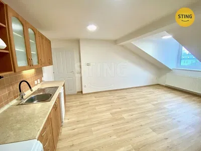 Keuken; houten vloer, natuurlijk licht