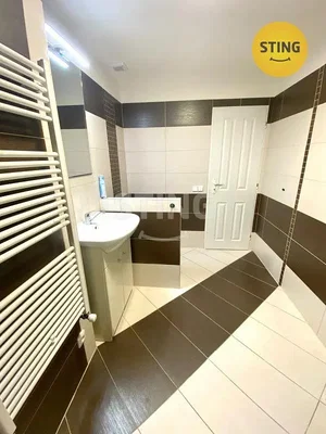 Badkamer; tegelvloer, natuurlijk licht, gerenoveerd