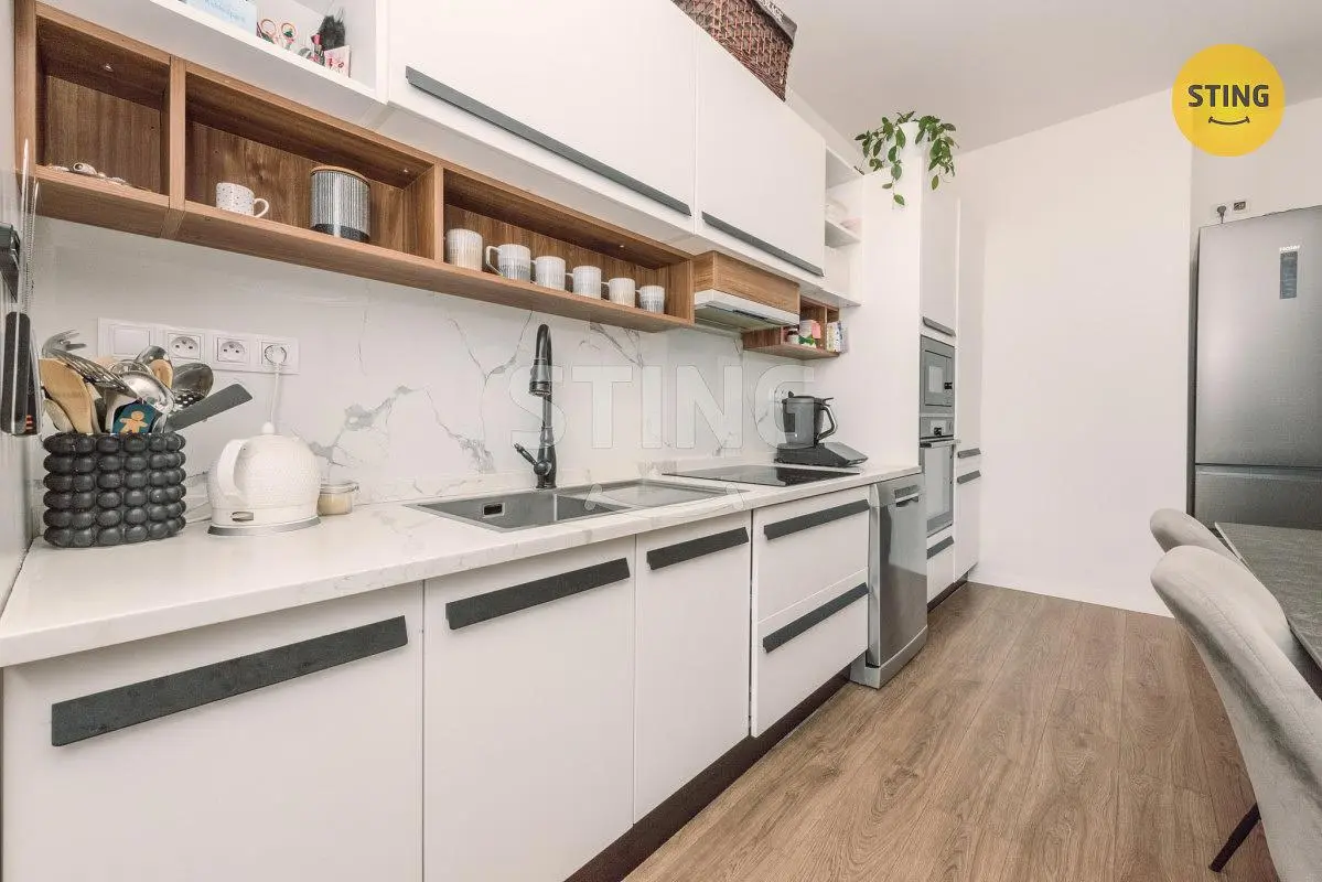 Cocina; electrodomésticos, estilo moderno, suelo de madera, luz natural