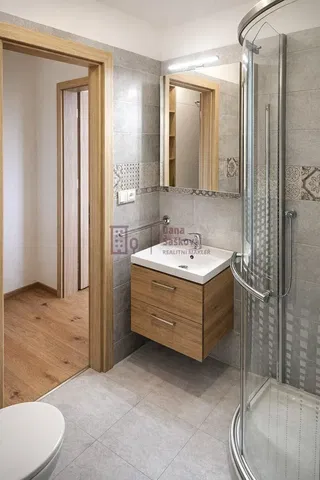 Kupaonica; pločice, renoviran, prirodno svjetlo