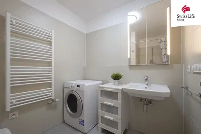 Banyo; fayans zemin, tadilatlı, doğal ışık
