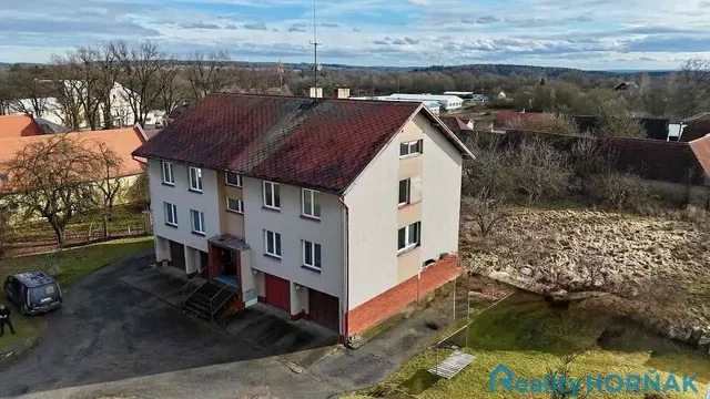 Dům a okolí; výhled