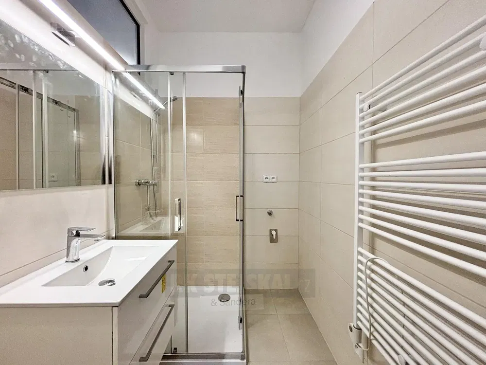 Badezimmer; fliesenboden, renoviert, tageslicht, moderner stil