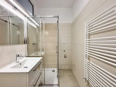 Badezimmer; fliesenboden, renoviert, tageslicht, moderner stil