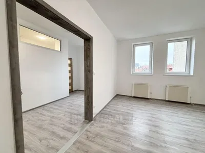 Wohnzimmer; tageslicht, holzboden, renoviert
