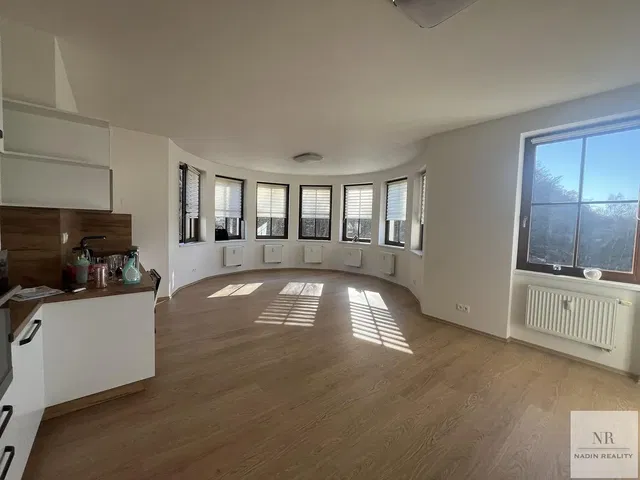 Küche; tageslicht, holzboden, küchengeräte