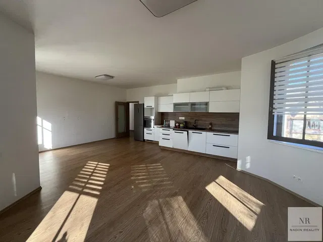 Küche; küchengeräte, tageslicht, moderner stil, holzboden
