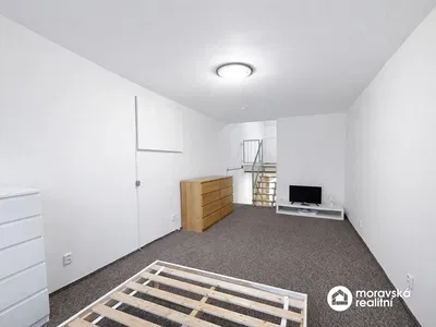 Spavaća soba; prirodno svjetlo, potrebna renovacija