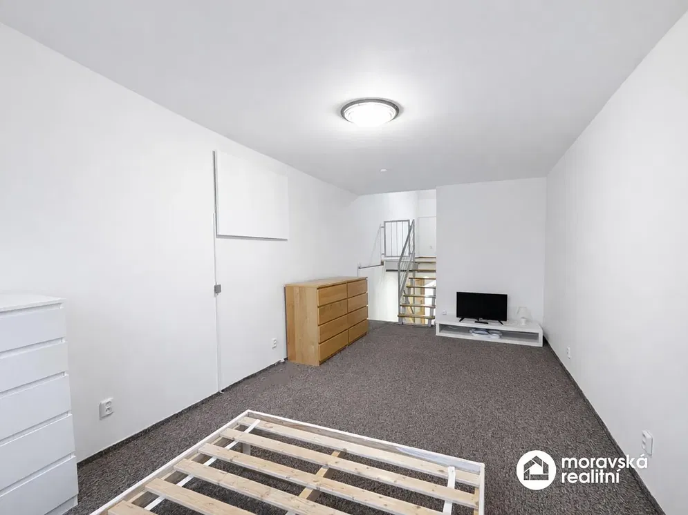 Spavaća soba; prirodno svjetlo, potrebna renovacija