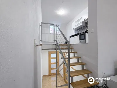 Kuhinja; pločice, kuhinjski aparati