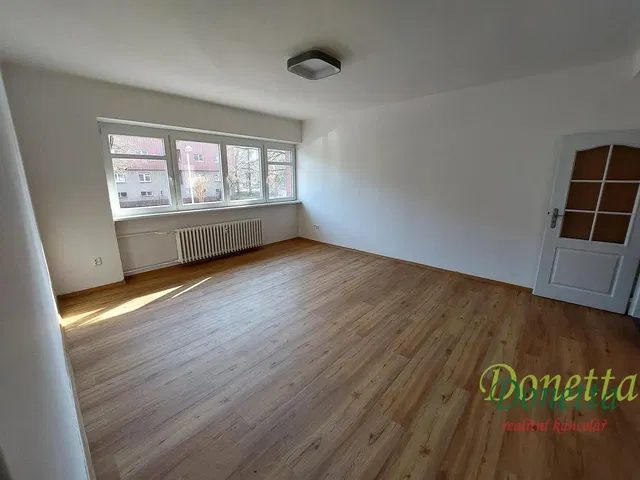 Salon; widok, podłoga drewniana, światło dzienne, wyremontowany
