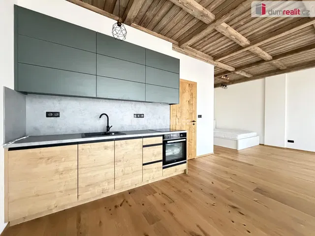 Kuhinja; drveni pod, drvene grede, renoviran, prirodno svjetlo