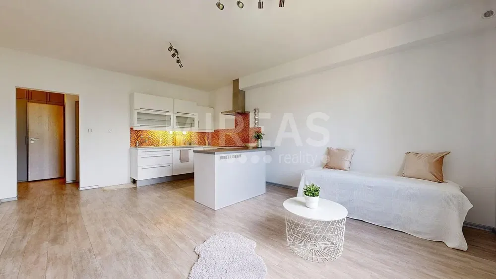 Obývací pokoj; dřevěná podlaha, přirozené světlo, moderní styl