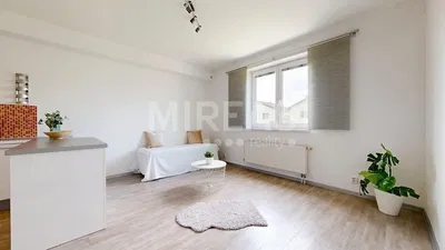 Obývací pokoj; přirozené světlo, moderní styl, dřevěná podlaha