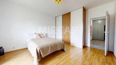Ložnice; dřevěná podlaha, přirozené světlo