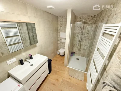 Badezimmer; fliesenboden, renoviert, tageslicht