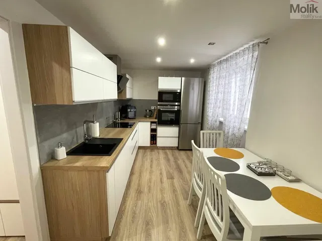 Cucina; elettrodomestici, luce naturale, stile moderno