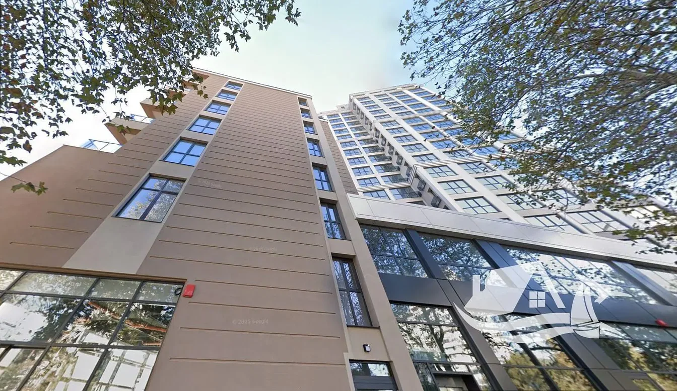 Casa y alrededores; vista, techos altos