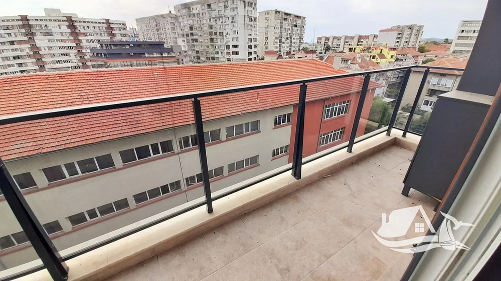 Balcón; vista, suelo de baldosas