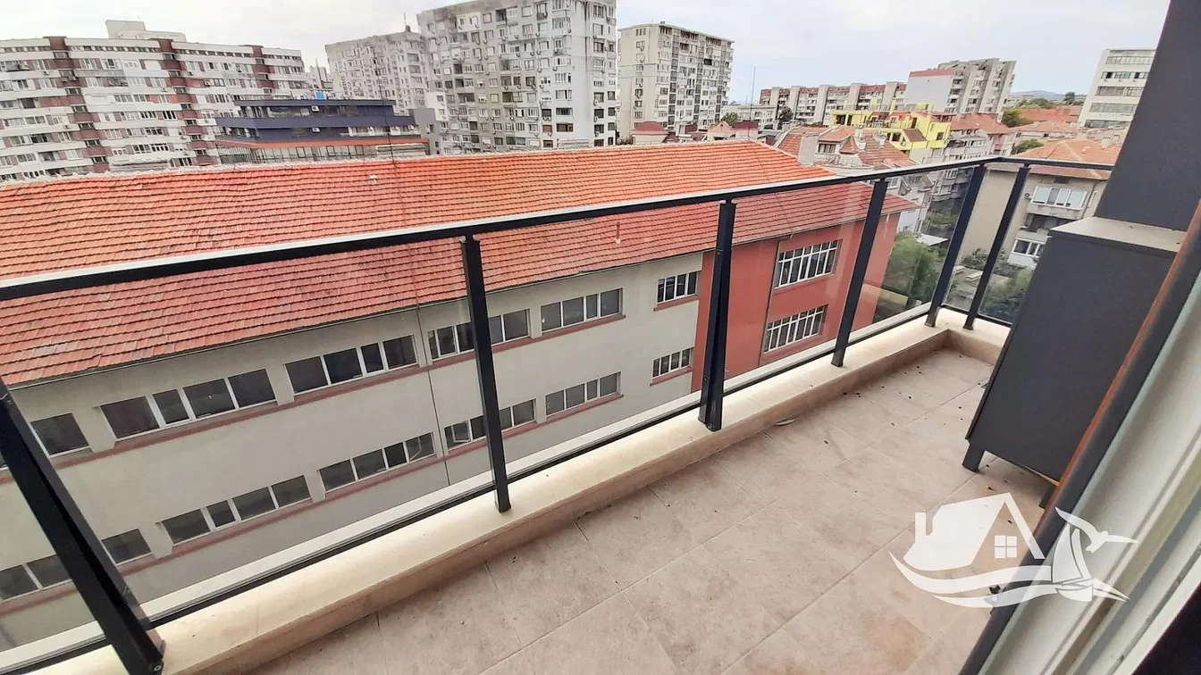 Balcón; vista, suelo de baldosas