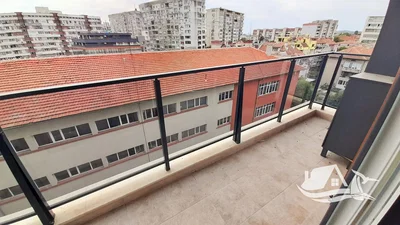 Balcón; vista, suelo de baldosas