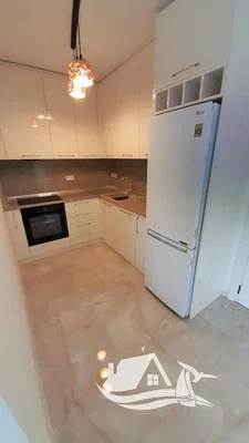 Cocina; electrodomésticos, suelo de baldosas, renovado, luz natural