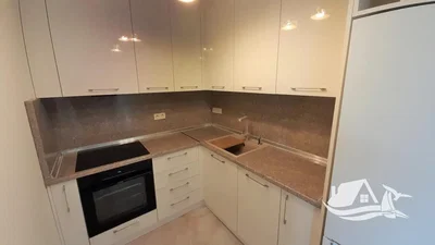 Cocina; electrodomésticos, renovado, suelo de baldosas
