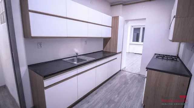 Cucina; elettrodomestici, luce naturale, stile moderno