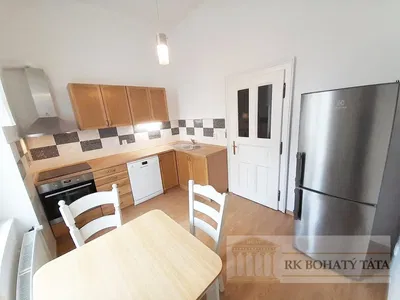 Cucina; elettrodomestici, pavimento in piastrelle, luce naturale, stile moderno