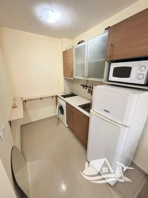 Cuisine; électroménager, carrelage, rénové, lumière naturelle, style moderne