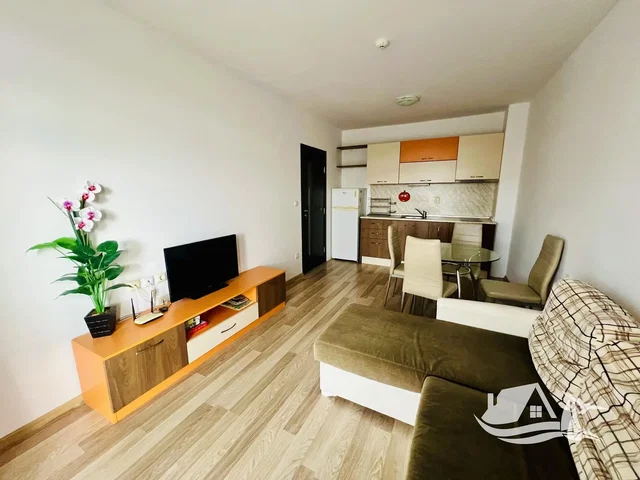 Woonkamer; tegelvloer, natuurlijk licht, moderne stijl