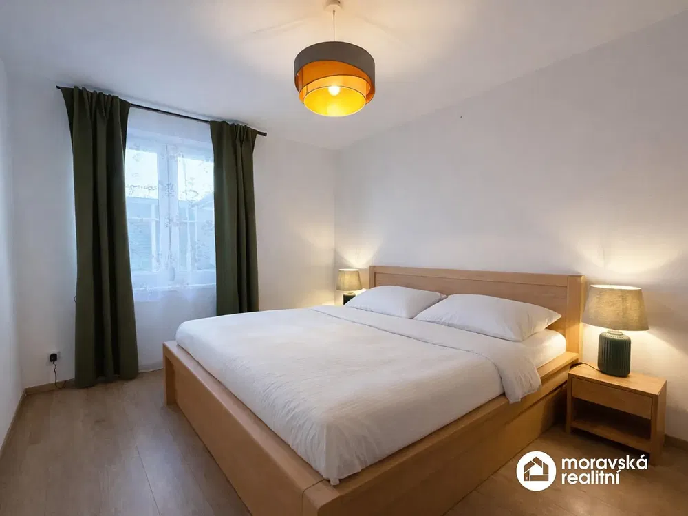 Slaapkamer; natuurlijk licht, houten vloer