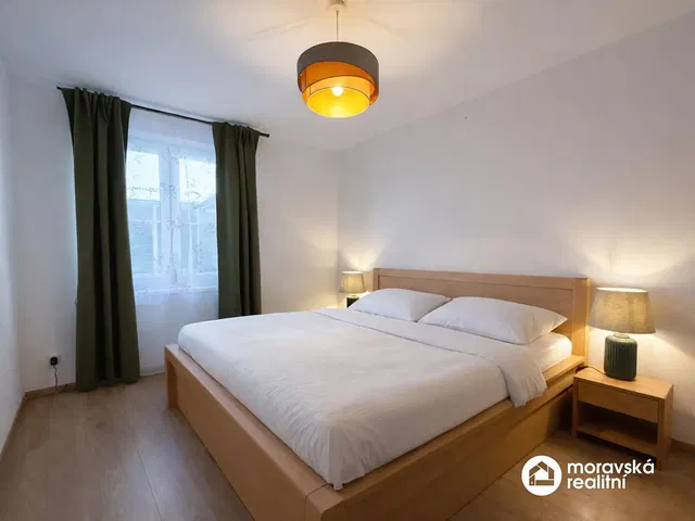 Slaapkamer; natuurlijk licht, houten vloer