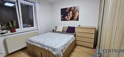 Spavaća soba; drveni pod, prirodna svjetlost, moderan stil