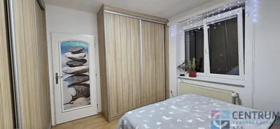Spavaća soba; drveni pod, prirodna svjetlost, moderan stil