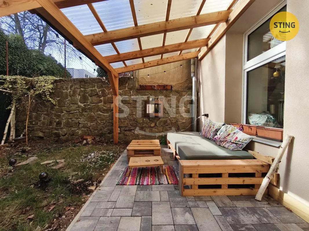 Terrazza; travi in legno, luce naturale, stile rustico