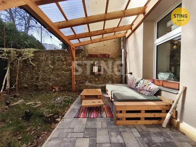 Terrazza; travi in legno, luce naturale, stile rustico