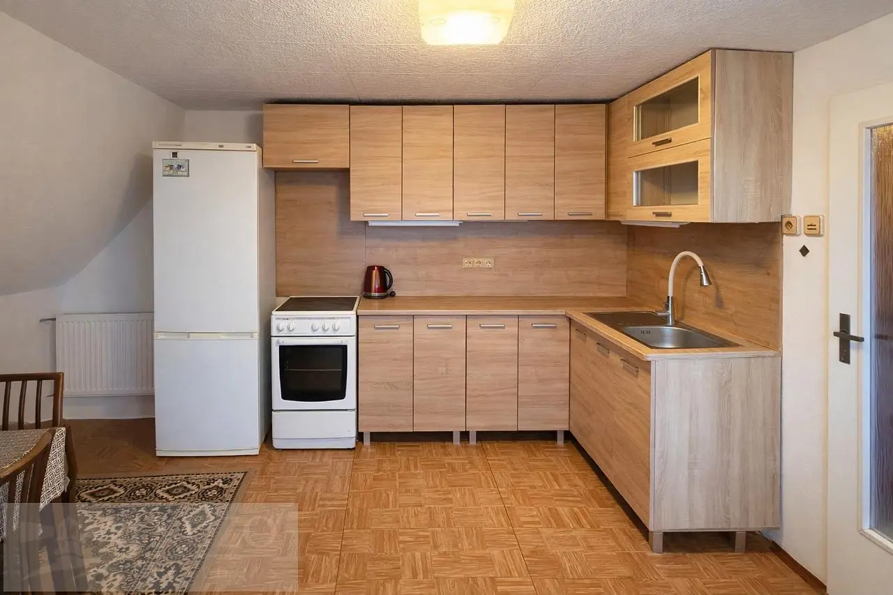 Cucina; elettrodomestici, pavimento in piastrelle