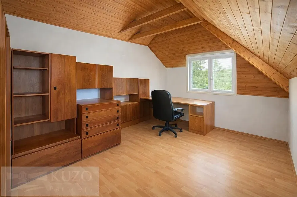 Camera da letto; pavimento in legno, travi in legno, luce naturale