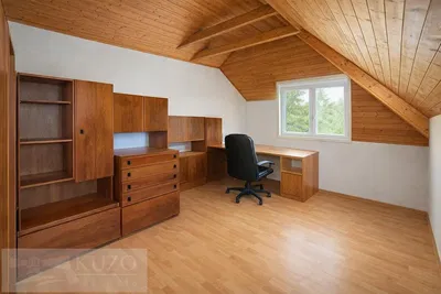 Camera da letto; pavimento in legno, travi in legno, luce naturale
