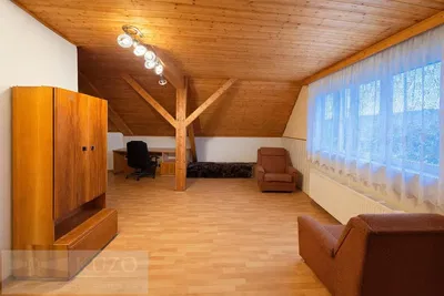 Soggiorno; travi in legno, pavimento in legno, luce naturale