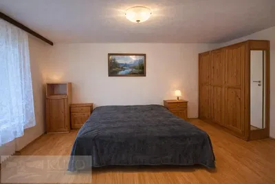Camera da letto; pavimento in legno, luce naturale