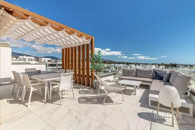 Ταράτσα; θέα, πλακάκια, φυσικό φως